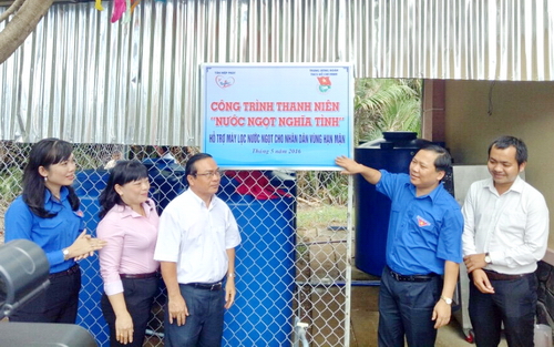 Các đồng chí lãnh đạo trao biển lắp đặt máy lọc nước mặn thành nước ngọt tại xã Tân Phú, huyện Tân Phú Đông